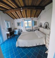 Habitación con cama extragrande y vistas a la piscina