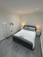 B&B Sale - Luxuryhomes 2Bed Apartment, Sleeps 4 , Close to Sale Tram Station - Bed and Breakfast Sale