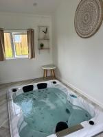 Equi-Lodge Jacuzzi au coeur des chevaux & de la nature proche Disney - Chambres d'hôtes La Houssaye-en-Brie