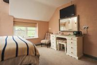 Habitación con cama extragrande.