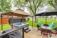 Port Clinton Home Hot Tub, Steps to Portage River - Ferienwohnung
