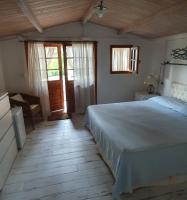 Habitación con cama extragrande y vistas al jardín