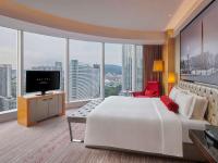 Luxuriöses Zimmer mit Kingsize-Bett und Zugang zur Executive Lounge