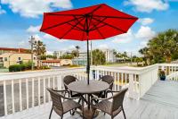 Tropical Beach Bungalow Up - 3 bedrooms - Across Street from Beach - Deck - Chambres d'hôtes Fernandina Beach
