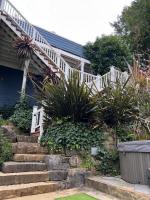 Best garden view and Ocean view and sounds-hot tub-bbq-sleeps 6 - Bed and Breakfast
