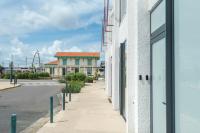 Suites Kerlarros Clim et Parking face Gare et Port - B&B