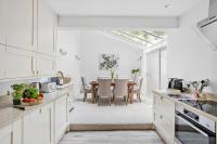 10 Clarence Hill - Elegant Town House with outside space - B&B