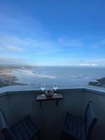 Spectacular 2 Bedroom Balcony Sea View Flat - B&B