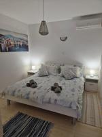 Lovely 2-bedroom apartment in Novi Vinodolski - Chambres d'hôtes Novi Vinodolski