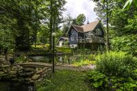 Le 5 Owl - Tranquil Haven near the Charming Village of Knowlton - Sleeps 12 - Whole House & 2 Acres with Pond, Bridge, Grounds, and Woods - Chambres d'hôtes Lac-Brome