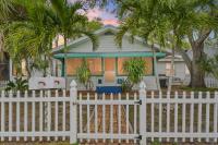 The Pineapple Bungalow St Pete - B&B