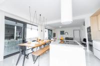Villa Velebit - luxury apartment steps away from Adriatic Sea, with private pool and stunning views - Chambres d'hôtes Vinjerac