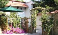 Dreibettzimmer mit Gartenblick