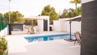 Amberes apartment, a stylish villa's independent downstairs apartment with private swimming pool and terrace - Chambres d'hôtes Polop