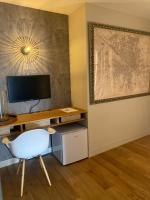 Romantic Balcony Studio near Arc de Triomphe - B&B Paris