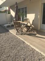 Chez Camille appartement spacieux 75m2 climatisation wifi parking terrasse et cour privative a 50 m de la plage - Bed and Breakfast
