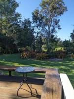 Beachmere Escape - Bed and Breakfast