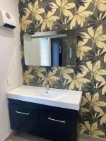 Habitación con cama grande y vistas al jardín