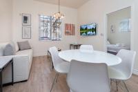 B&B Los Ángeles - Sophisticated 1-Bedroom Apt with Outdoor Patio - Bed and Breakfast Los Ángeles