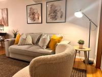 2 Bdrm Apt in Annandale with Courtyard & Parking - B&B Sídney