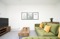 Riviera View - A Stunning Large 1 Bed Apt - Private Parking - 5 Mins To Beach - Dog Friendly - Close To Ventnor, Shanklin & Sandown - Ideal For Friends, Families & Business Travellers - Managed By "Greenstay Serviced Accommodation" - Chambres d'hôtes Bonchurch