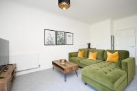 Riviera View - A Stunning Large 1 Bed Apt - Private Parking - 5 Mins To Beach - Dog Friendly - Close To Ventnor, Shanklin & Sandown - Ideal For Friends, Families & Business Travellers - Managed By "Greenstay Serviced Accommodation" - Chambres d'hôtes Bonchurch