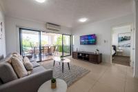 B&B Brisbane - Spacious Inner City 2-Bed with Parking and Balcony - Bed and Breakfast Brisbane