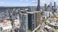 City High-Rise 1-Bed with Pool, Gym and Parking - B&B