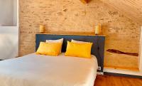 Habitación con cama extragrande.