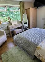 Habitación con cama extragrande y vistas al jardín