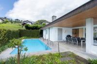Villa with pool, garden & direct at lake - B&B