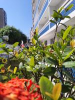 BEIRA MAR II dorm ap207 - TUPI - 15 metros da praia - 2 dormitórios com VARANDA - WI FI e acomoda até 8 pessoas - ESTACIONAMENTO Gratuito - B&B
