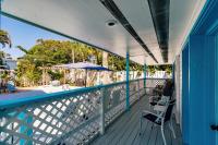 Apartment with Pool View