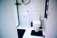 Perfect 1 Bed Apartment Sleeps 5 1 Kingsize bed 1 double Sofabed & Foldable Single bed Free Parking Wifi good transport network shopping Holiday Makers Families Contractors in North London - Chambres d'hôtes Enfield
