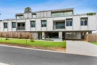 Terrace Getaway 250m to beach town parking onsite included 12pm check out - B&B