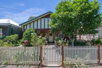 Lords Cottage - Charming CBD Home, Pets Allowed - B&B
