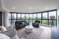 Luxury Melbourne 4 Bed Apt - Pool and Parking - B&B Melbourne