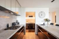 Luxury Melbourne 4 Bed Apt - Pool and Parking - B&B Melbourne