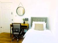 B&B Bury - Newly renovated 3 Ensuite bedroom house in bury, 5 people - Bed and Breakfast Bury