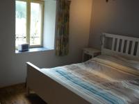 Zimmer mit Kingsize-Bett und Bergblick