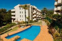 Apartment with pool and private terrace with sea views in Elviria - Bed and Breakfast