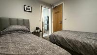 Tweepersoonskamer met 2 Aparte Bedden en Eigen Badkamer
