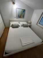 One-Bedroom Apartment - Sea Side
