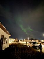 Cozy 3 Bedroom Home 8 Minutes from Keflavik Airport Perfect for Families and Groups - B&B