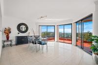 B&B Terrigal - Spacious Modern Apartment with Breathtaking Views - Bed and Breakfast Terrigal