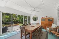 B&B Bateau Bay - Immaculate Beachside Home with Fireplace and Patio - Bed and Breakfast Bateau Bay