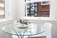 B&B Sydney - Sunlit 2-bed Apartment Metres From the Beach - Bed and Breakfast Sydney