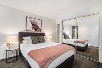 B&B Melbourne - Chic 2-Bed Oasis in South Melbourne's Heart - Bed and Breakfast Melbourne