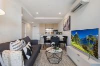 B&B Melbourne - Chic 1-Bed with Parking, Gym, Pool & City Views - Bed and Breakfast Melbourne