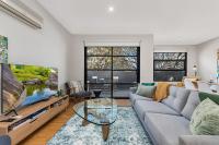 B&B Melbourne - Beautiful 2-Storey Unit with Balcony near Smith St - Bed and Breakfast Melbourne